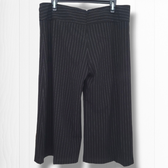 Tempted Women's Wide Leg Black Pin Striped Cropped Pants Size 12 - Picture 4 of 6